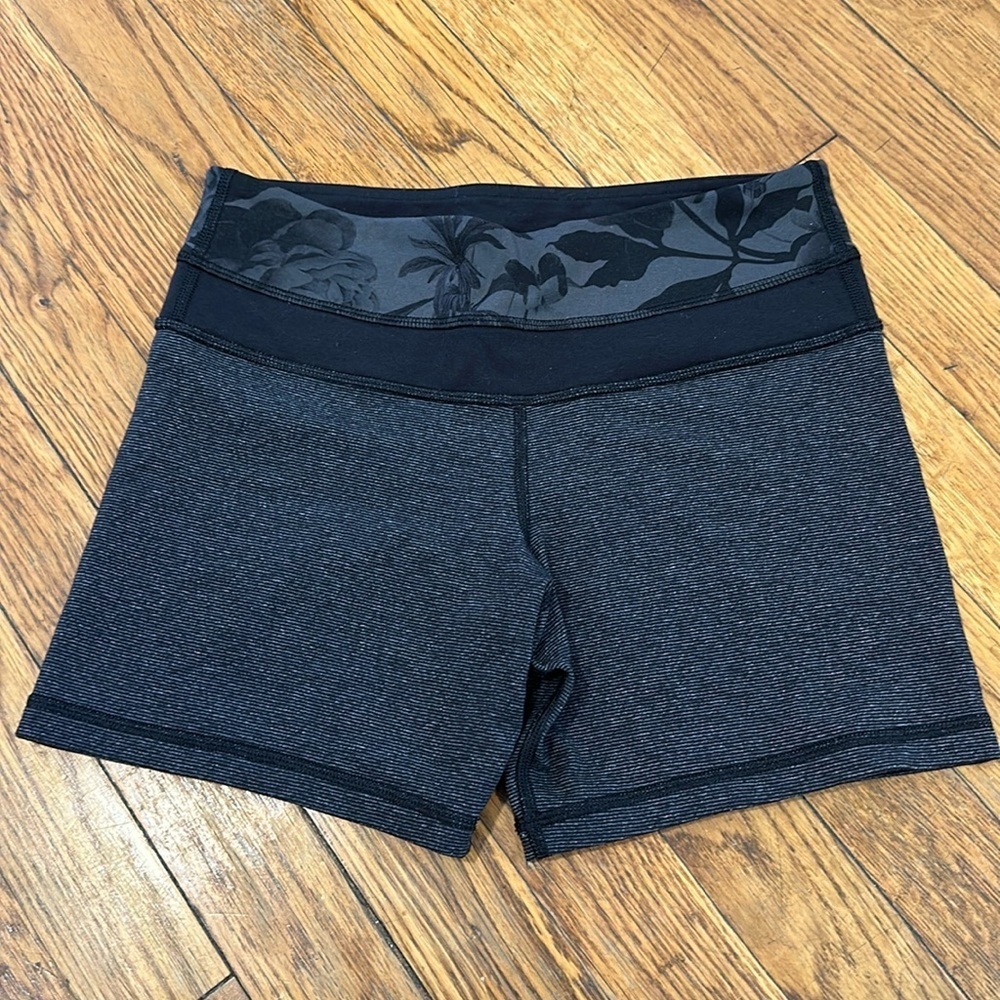 Lululemon Groove Bike Short 4" heathered grey and black floral size 4 regular